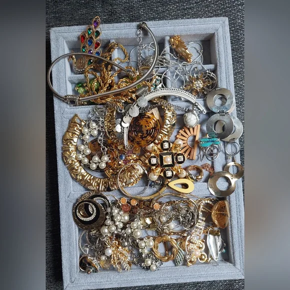 Elegant Gold and Silver Tone Jewelry Set - Picture 9 of 9